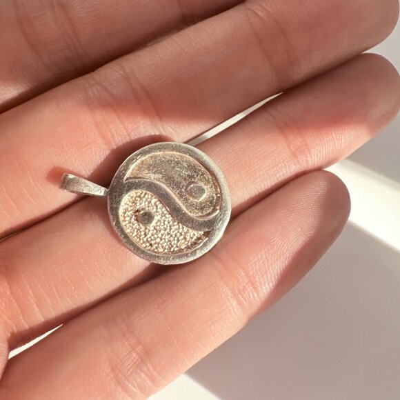 VTG Solid Sterling Silver 925 Yin Yang Design Circle Pendant Size 1" Length - Picture 4 of 9